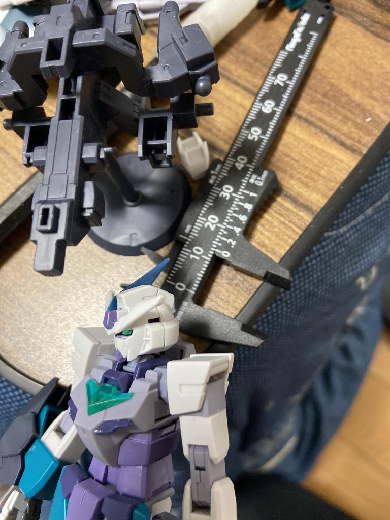 頭部はコアガンダムに接続用の穴を開けることでアンテナを増設しています。