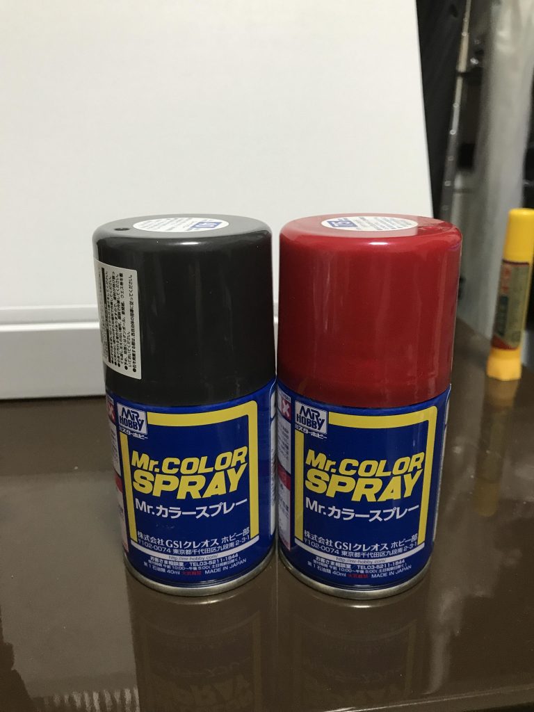 基本色はメタレッドとジャーマングレーを数回に分けて吹きかけました。
(Mr.COLOR SPRAY)