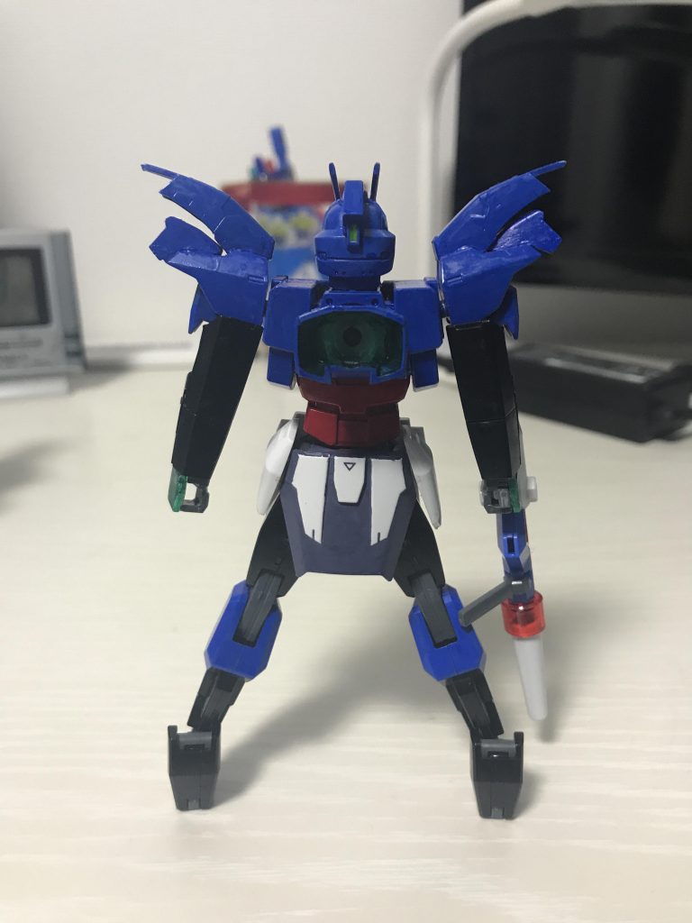 バックショット頭部はイントルーダーとシャドウファントム日常生活を共にする事を踏まえセラフィムの手足を使い携帯しやすくコンパクトな外観に胴体はセラヴィーシェヘラザードから流用し背中に独自の解放式GNバーニアを装備する(ダブルオースカイで余るクリアの腰パーツ)肩はダブルオースカイを軸にポルタノヴァのアンクルアーマーとガンダムG30の膝を接着腰はGXベースにAGE3のフロントアーマーエクストリームのサイドアーマーを移植した