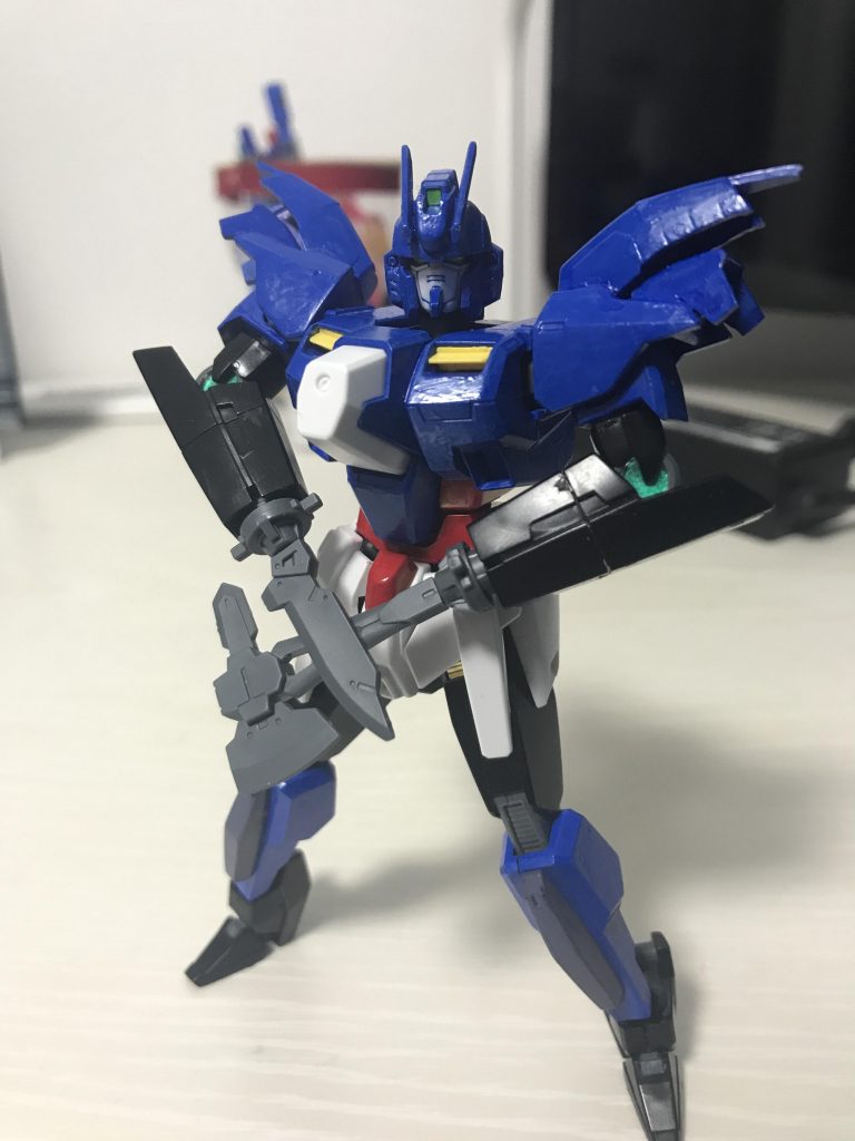 *武装その2:GNナイフ&GNショートアックス*腕に直接装備する形で取り付ける近接用武装ミッションに応じて手首と交換する事が可能小さいがGN粒子を纏い切断力を上げているアルトの近接格闘用ウェポンの軸を調節した