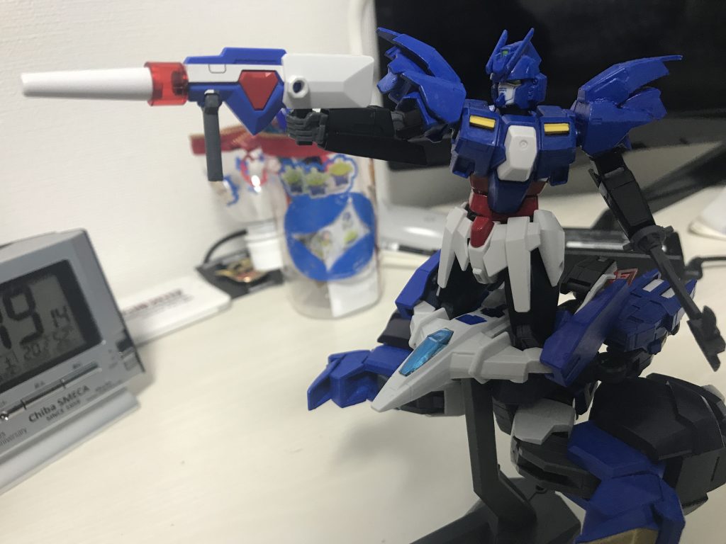 サブフライトシステムのようにバディーズを乗せて飛行もできる為空中での迎撃戦に対応セラヴィーシェヘラザードの腰を軸にAGE3フォートレスの脚部とダブルオースカイの腕HWS&SVカスタムウェポンセットに付属のコアファイターやその他ジャンクを使い製作