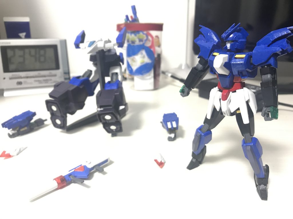 まずソーサーの足を戻し腕と武器を外します