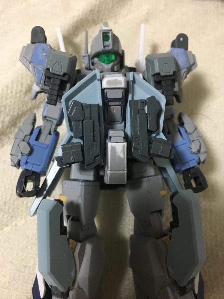 今回のコンセプトとしては、とにかく重武装と高機動、しかしゴツくすれば高機動感が伝わらないから極力スタイルはシャープにしようと火器は可能な限り内蔵式に。そこでヴィダールのハンドガン収納のアイデアを参考にライトニングのフロントスカートのハードポイントを利用、そのままだと干渉して足が上がらないため、干渉しないようプラ板で前に延長させてます。