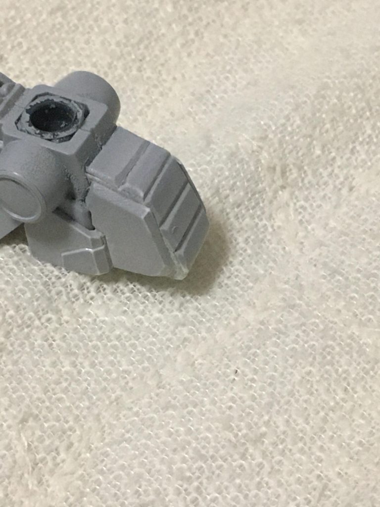 ちなみにほとんど見えない踵はホバーユニットが足にあるのに個人的な趣味でクローラーにしてます。パテを盛って、形整えて三角ヤスリでゴリゴリと…