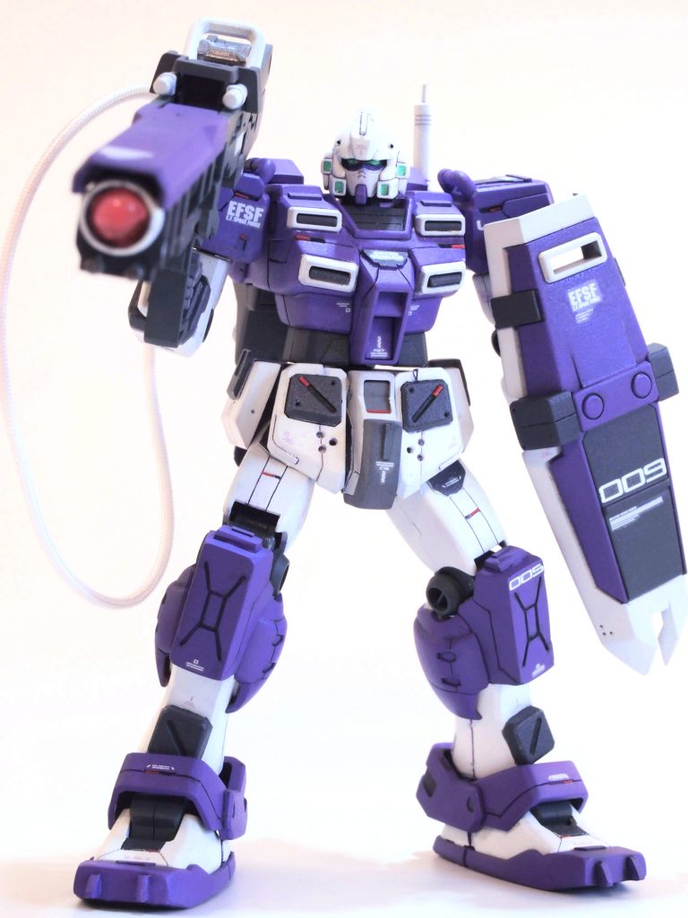 派手に動かすと怖いので控えめにポーズ。バズーカ先端はラピーテープで裏打ちしたUVレジンで作ったのドーム状のパーツを埋めました。アクセントとしても効果大!