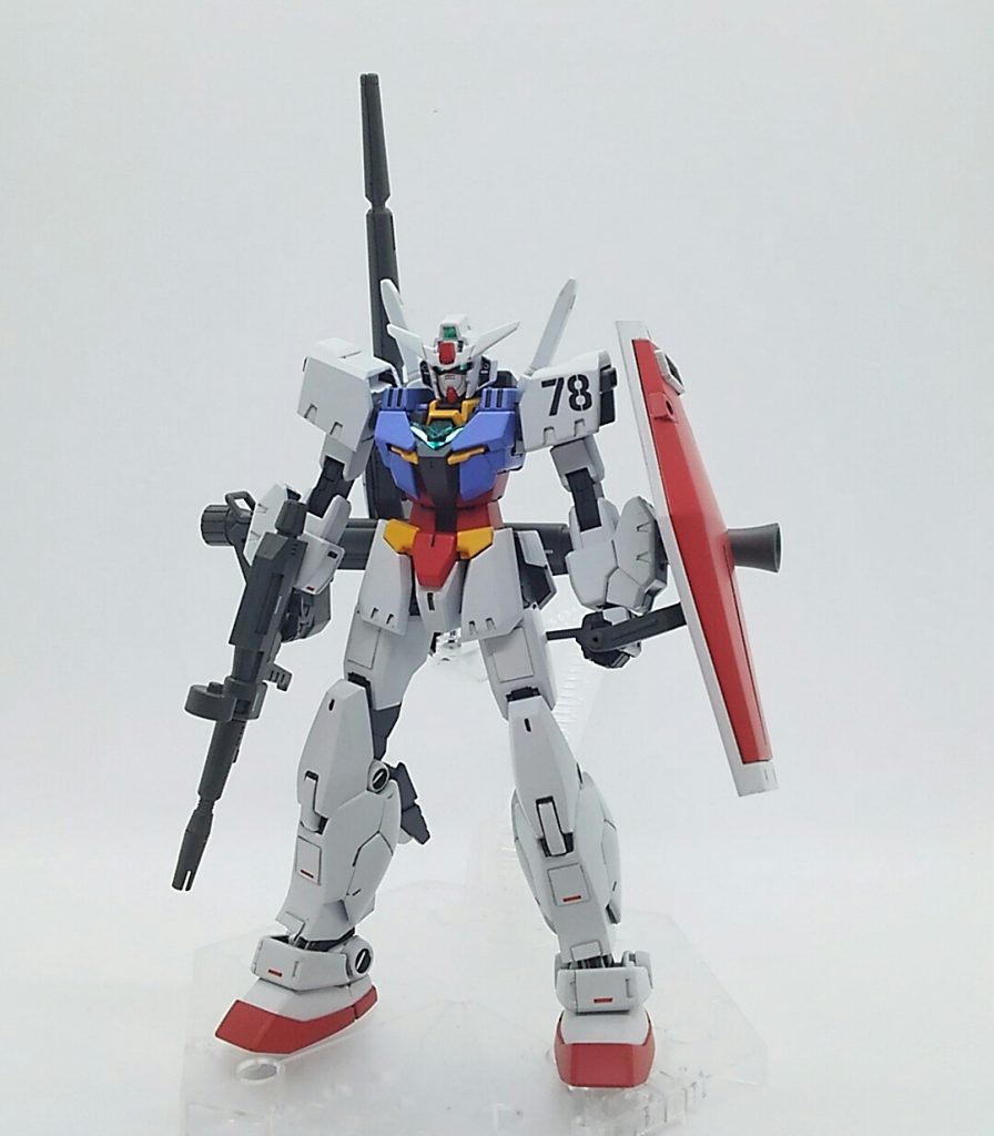 全体.
ディテールは控えめにしました.
足と武器類はHGUCガンダムのものを利用.
脚とフロントアーマーはアースアーマーをプラ板とパテで形状変更.
肩はプラ板から新造しました.