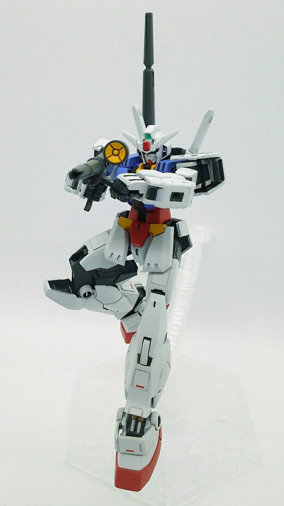 HGUCガンダムのライフルはハンドパーツと干渉するトリガーガード部を切除することで持たせられました.
足首から見えるシリンダーは色分けです.