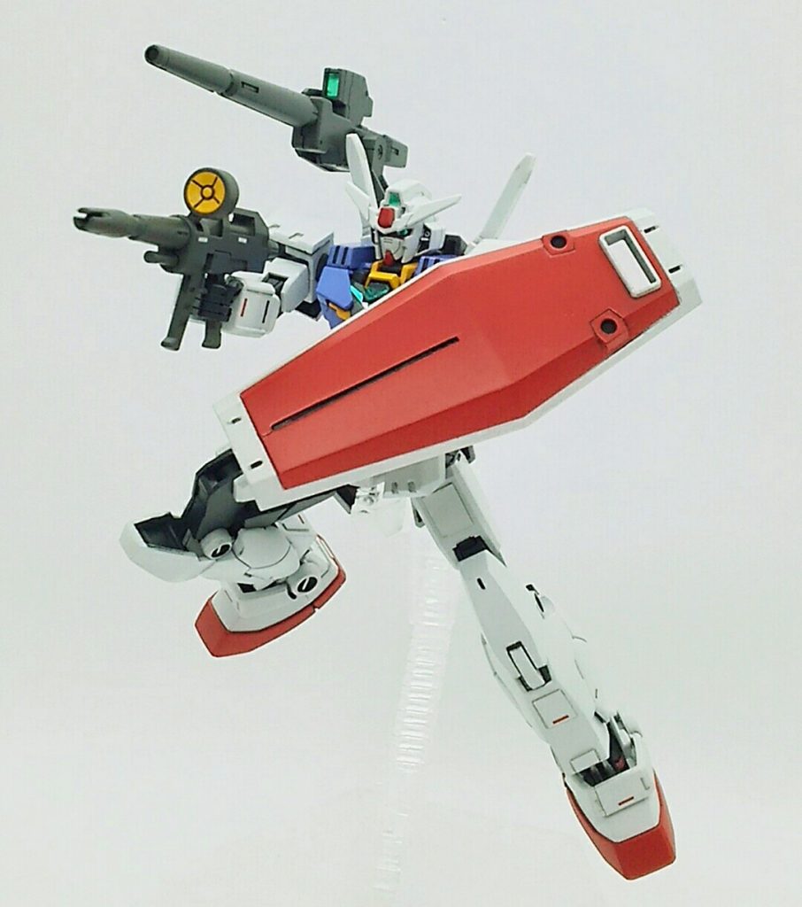 肩キャノンはそのまま接続するとビームサーベルの柄と干渉するので,ランドセルの接続軸を2mmほど延長して横に逃がしています.