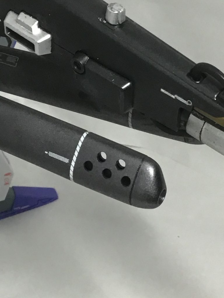 個人的にこだわりたかったのはココ!ライフル砲身の、いわゆる「ブチ穴」、説明書通りだと、裏から蓋をされて、モールド的に処理されちゃうんですが、敢えてそのパーツを抜いて、完全に開口してます。