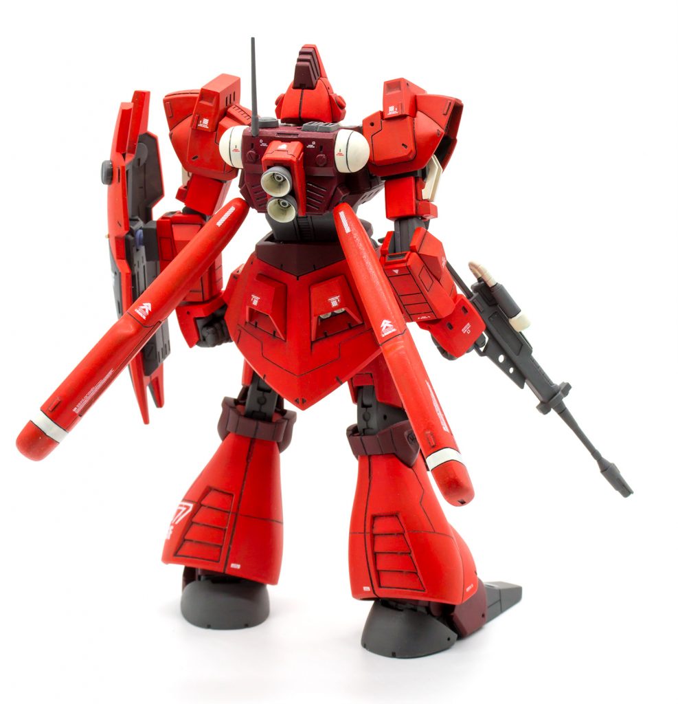 シールドはジムカスタムのシールドを改造したものに変更あくまでも連邦軍のMSなのでシールドには連邦のダサい十字をどうしても入れたかったのでジムジムシールドの十字を削って短くしたものを移植バックパックにボールジョイント仕込んでゲルググJのプロペラントを移植上部タンクはコトブキヤのプロペラント丸の先を切ったもので大型化アンテナとバーニアはゲルググJのものを移植バーニア基部はプラ板箱組みバックパックはゲルググMやゲルググJの流れがうかがえる感じにできればいいな、と思いながら作ってました