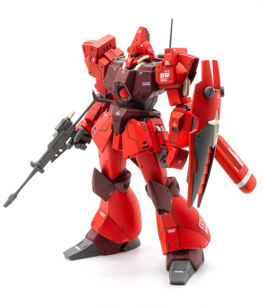 目だった改修点はノーズの延長と形状変更肩のサーベルラックを前後に延長して、それにあわせて肩の形状変更手首をリックディアスの手甲にロボマニ(L)を削ってはめ込んだものに変更それに合わせて前腕・上腕をボリュームアップ前腕の上にプラ板を継ぎ足して貧弱な肘関節を隠しました足首ジョイントを2mm延長爪先を5mm延長足甲を削り込んでスネパーツの裾とラインを揃えました