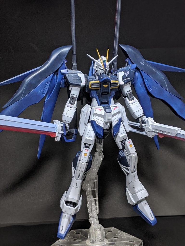 改修した点は無く、ほぼスジボリやプラ板でのディテールupをメインに作りました。
まずフル武装 リジェネスではない方のディスティニーインパルスはエクスカリバー二刀流しているのが印象的なのでどうにか再現したかったのでmgのオオトリストライクルージュの大型対艦刀をもらいました。