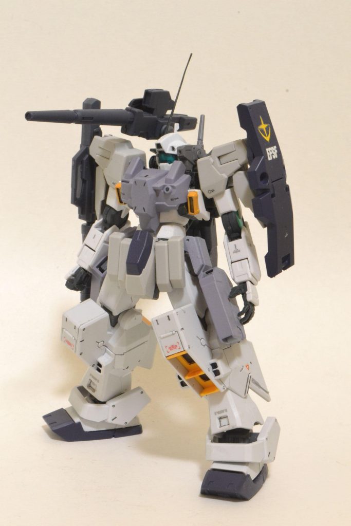 顔はジムの中でもイケメンだと思う寒冷地仕様をチョイスしました。
濃紺と胸部に使ったグレーのみの部分塗装です。
シールドは連邦のマークとロゴが映えるように濃紺で塗りました。
下半身とバランスをとるために肩幅を拡張して若干後ろに引いてます。