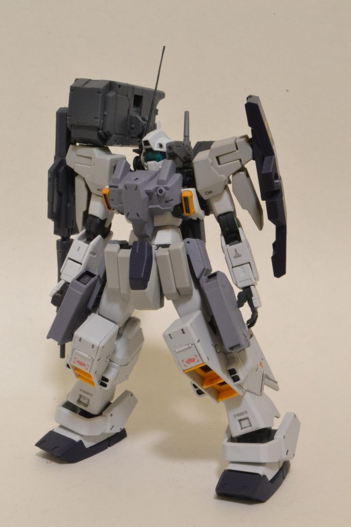 右肩のビームキャノンを取り付けたアームは武器を換装可能になってます。