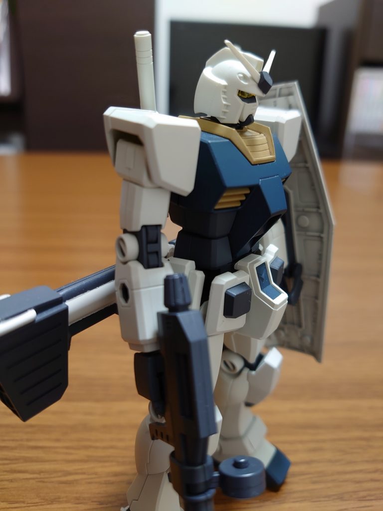シールド裏だけ色のトーンが落ちたので、これはこれで“シールド裏の塗り分け”ということにして、胸部ダクトと襟の部分(ダークイエロー)にも、ダークブラウンでスミ入れ(というか上塗り)し、パーツごと微妙に色のトーンを落としてみました。本来の用途とは違いますが、スミ入れ塗料で色に変化を付けられたのは、思わぬ拾いモノでした!www