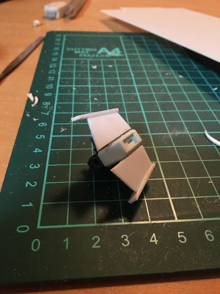 後と横のスカートはプラ板で箱組みしまし
た。え、なんでキットのをそのまま使わないかって？後ろのは前のスカートに移植することにしたからです。じゃあ前と横は…この前ほかの改造に使っちまった😭