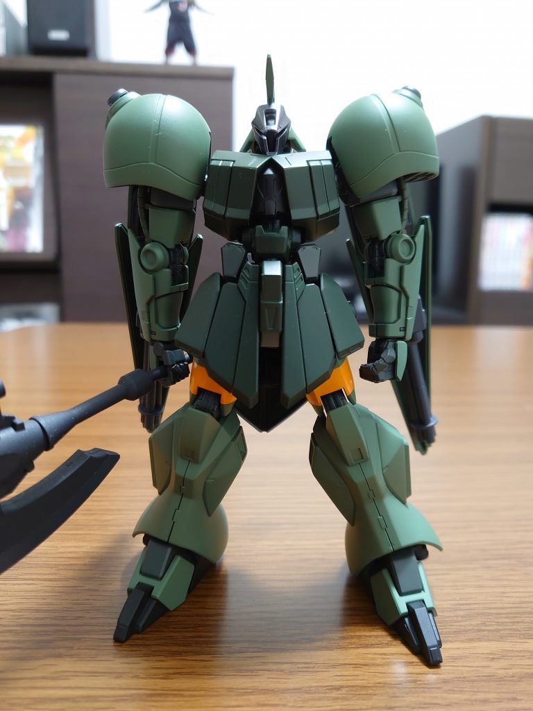 スミ入れやスジボリはしていませんが、明るめの配色(※)により自然な陰影がつき、またパーツの分割ラインやモールドが程良いディテール感を演出してくれている気がします。
※頭/腕/脚部=フィールドグレイ、胸/腰部=グリーンUSAF