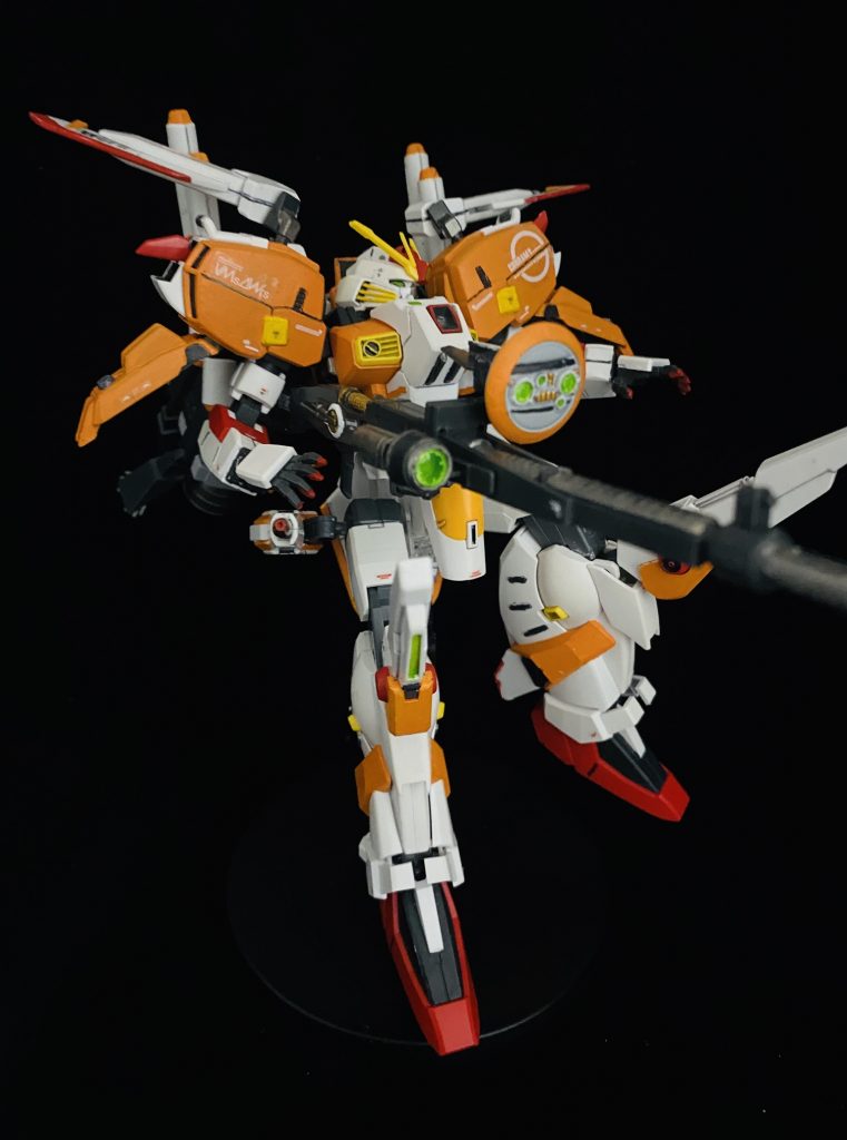 肩の接続を前後より、上下の方がハッタリつかない？と思って上下に動くようにしてます。
膝もある程度は曲がるようになったので、ポーズが色々決まり、イメージ通りなんですが、部分塗装が剥げまくり！悲しい！