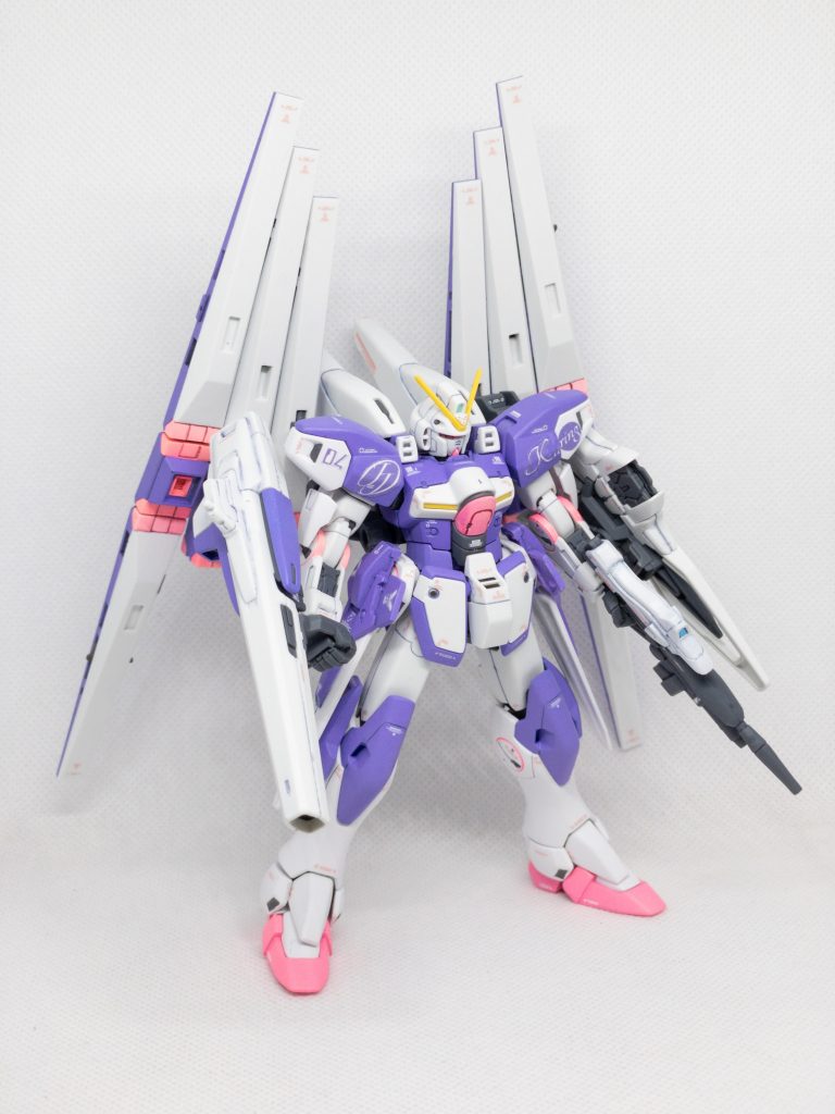 俺設定としては、
・完成型ミノフスキードライブなので光の翼は出ない。
・V2ガンダムのフレームを使うことにより最大出力でも空中分解しない。
・フィンファンネルの出力はヴェスバー並。
・ヴェスバーもファンネルとして使用可能。(SDガンダム ウォーズに登場のV3ガンダムがこの設定だったはず)
とまあ、厨二病全開ですw