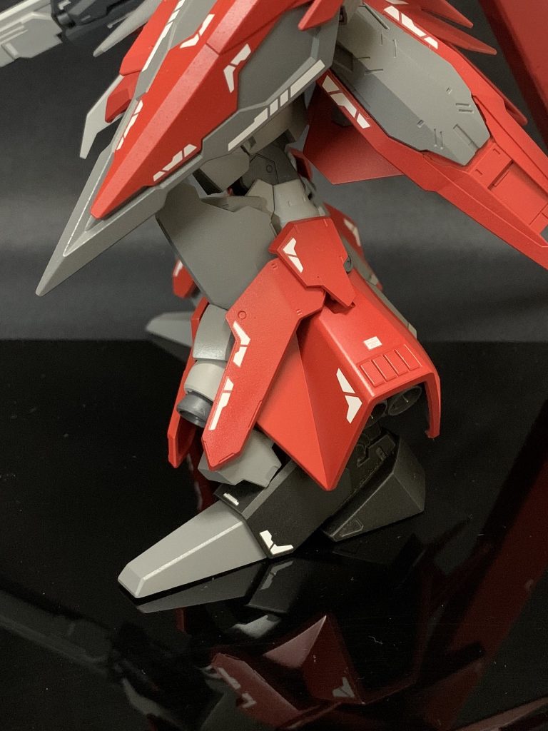 レギンレイズジュリアは細く長い脚部が特徴的なので、この機体は逆の印象を持たせるために重装甲に仕上げました。