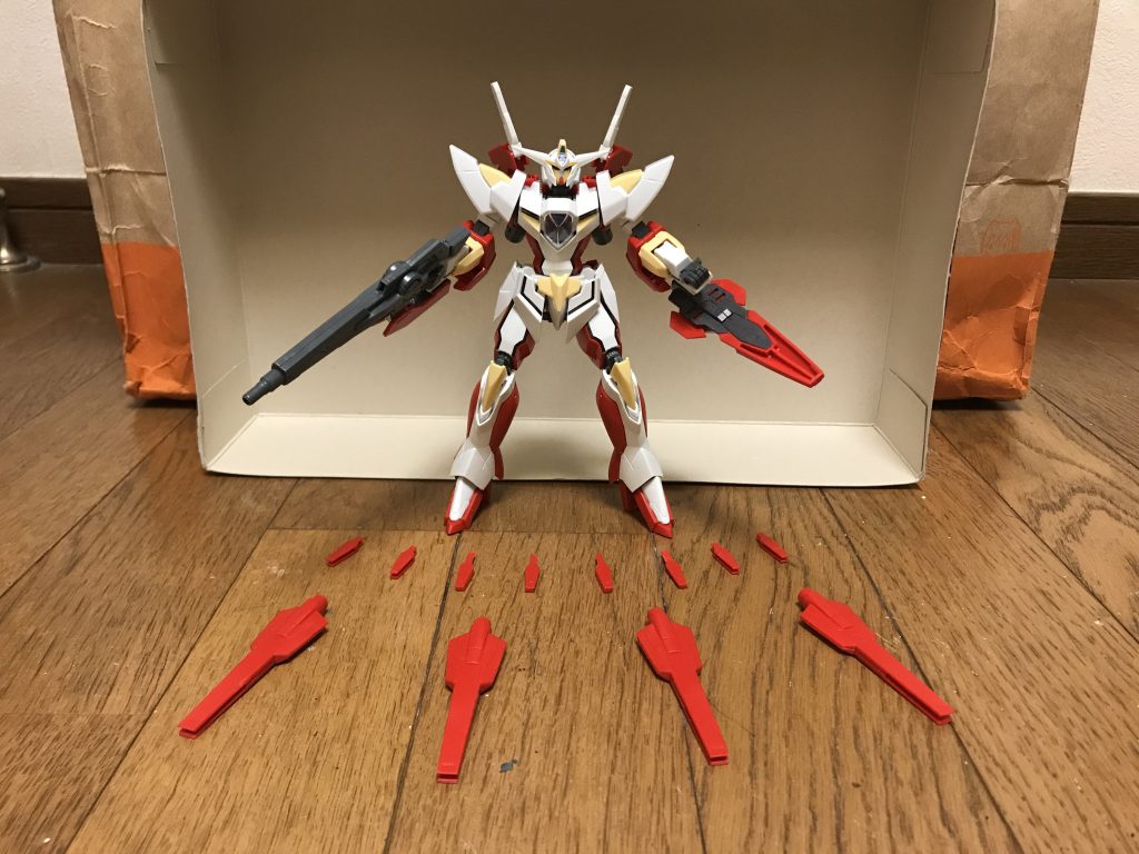 エボルティファング背部に大型の物を4基、腰部とブラッドシールドに小型の物を4基ずつの、計12基を装備したオールレンジ攻撃兵器で、地上・宇宙を問わず、遠隔操作してオールレンジ攻撃を行う事が可能。いずれもファングをマウントした状態でも、ビームサーベルを形成可能な上、固定ビーム砲としても機能する。また、このファング自体も防御力と耐久性も非常に高く、シールドとして扱える他、密集させて防御範囲を拡大する事も可能。大型エボルティファングキャノンモード時の主砲として機能する他、ガンダムモードでもマウントしたまま射撃でき、背後の敵に意表を突いた攻撃が可能。小型エボルティファング機動力が極めて高く、小回りが利き、変則的な軌道を取る事が可能。※小型ファング8基は、カッターとニッパーで切り取って、分離状態を再現しました。