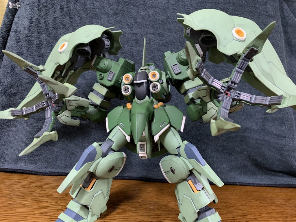 ファンネルは両バインダーの12基と、リアスカート内に予備の3基を搭載。
サブアームは両腕が4本づつに分かれるのでオミット。