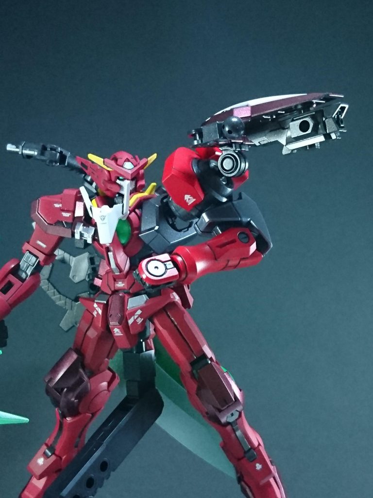 左肩のスモールシールドはGNソードのバックラーが流用されており、シールド裏には隠し武装としてビームガンが取り付けられている。