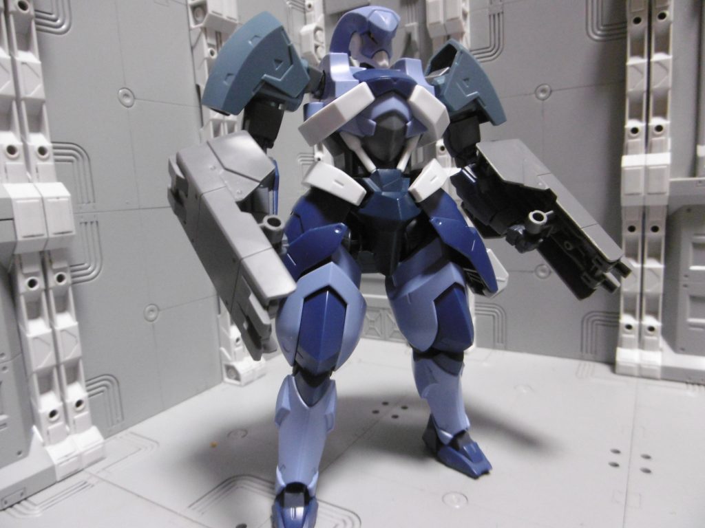 武装はクロウシールド。ツメは攻撃時にのみ展開し、武器破壊されるのを防ぎます。