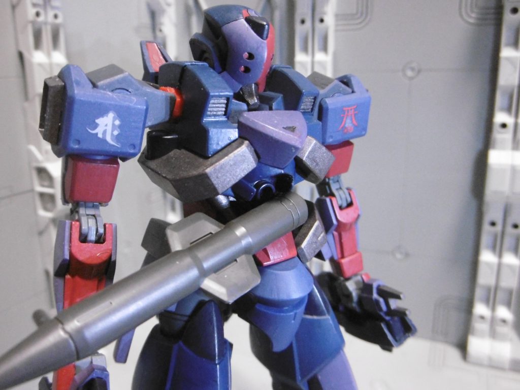 コックピットに打撃を受けると外装破損により破片で致命傷を受ける事もあります。ＭＳの構造上コックピットは奥まった位置にありますので、敢えて装甲を廃する事で被弾面積を最小限にし、致命傷の回避率を向上。

中距離以遠であれば射撃時の光・熱量・音の類を確認できるので、予めセンサー＋ホバー移動の切り返し等で予測回避。一度対象を捕捉してしまえば、弾速の速い狙撃をされても弾到達までに時間があるため、その隙に弾道から離れます。
質量兵器の強い鉄血世界では、大型格闘兵器であっても攻撃モーションが存在するため、直撃の前に回避する時間的余裕は少なからずあります。

よって、近距離高速戦・高精度な連射 or 突き攻撃・鈍器による強打直撃でもされない限り、被害を低く抑えられる想定。これは双方の機体設定にも共通。当てられなければどうにでもなるのです。