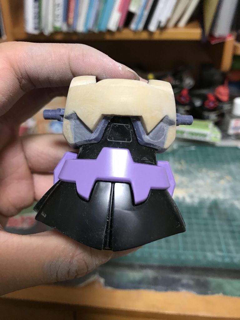 胴体はパテを盛って削って形にしました