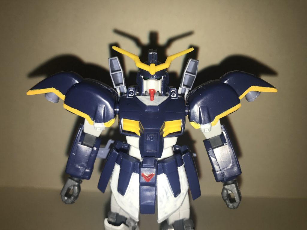 性能量産機程度のMSであれば、まとめて秒殺できるほどの戦闘能力を誇るが、その分操縦が難しく、パイロットを選ぶ機体となっている。核エンジン本機の動力源。推進力の高さもあって、単独飛行を可能としている。機動力・スピード高い瞬発力による回避・離脱速度の向上が重点に置かれており、高い機動力と運動性を誇る。防御力・耐久性装甲とフレームの耐久性は高く、通常のビームライフル程度の直撃には耐えられるほど。幻惑効果各部装甲には、「電波・赤外線を吸収し、それらを紫色の粒子へと変換させる」特性を持っており、単に隠密性が高められているだけでなく、その変換した紫色の粒子を広域散布し、高機動と同時に周囲の空間上に本機の光学残像を形成する事で、強力な幻惑効果を発揮し、敵を攪乱できる。幻惑効果は、ステルス性よりも威圧による戦意喪失を目的とした仕様になっている。※幻惑効果は、ダンボール戦機に登場するLBX「ジ・エンペラー」の高速移動の際のエフェクトをベースにしつつ、デスティニーガンダムのミラージュコロイドも取り入れて、考えつきました。