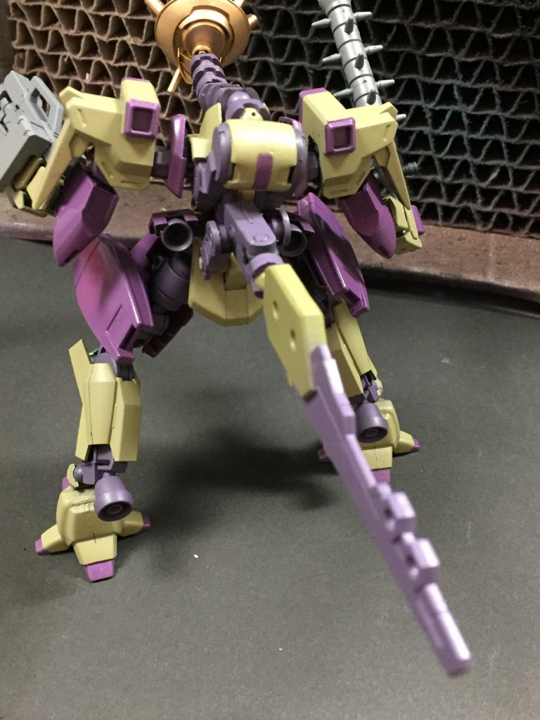 この時スタビライザーも後方を向き姿勢制御に一躍を買いつつ、自在に動くことを利用して尻尾の様に攻撃することも可能。