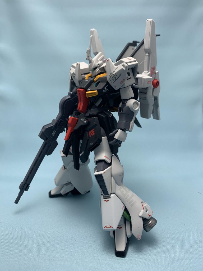 全体はこんな感じで基本的にはHGディジェをそのまま使っているのですが、胴体とスカート部分の形状が大分違うのでディジェっぽさは薄れてますね。