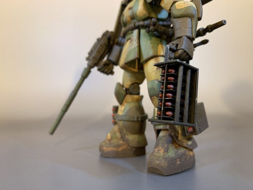 おかわり持参で湿地帯を行くザク。ラックの下方に泥表現を施しました。