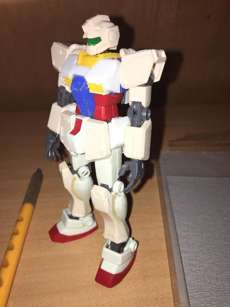 胸はプラ板を2、3枚重ねてそれっぽく作ってます(あんまジム改っぽくないけど)。けどこれ、なにが大変かって、角を出すのがかなり骨折りの仕事だった…