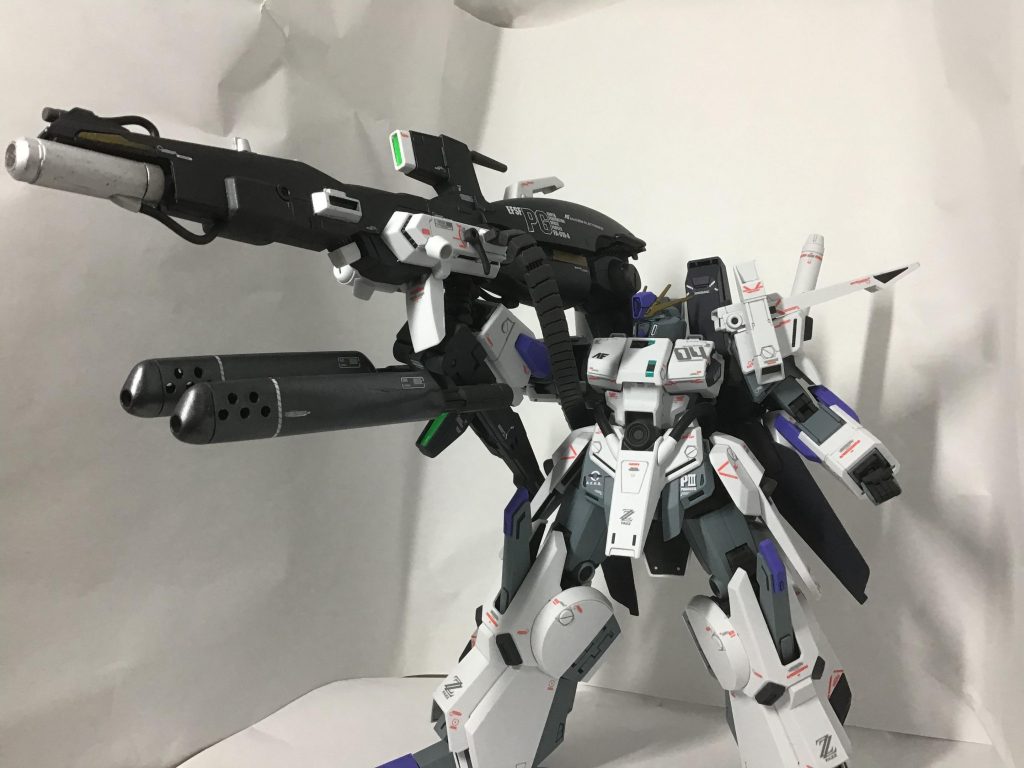 メガカノン発射イメージで。センサー部分はクリアパーツのランナーに置き換えて裏にはお決まりのミラーフィニッシュ。