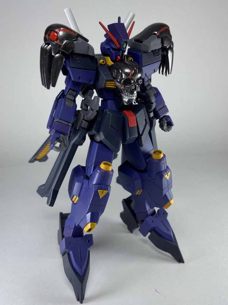 じっとしていれば塗装ハゲにならない!上半身はクロスボーンガンダム魔王、下半身はキマリスヴィダールです。肩はフルクロスから移植。
頭部はセンサー追加したイメージで大型化しています。
