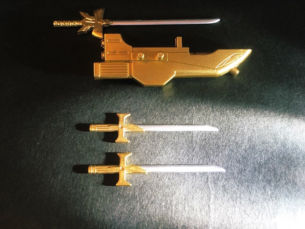 【鯰尾藤四郎・骨喰藤四郎】
短刀の名匠、山城国京洛粟田口藤四郎吉光が鍛えし薙刀、その刀身を直したものと伝わる脇差二振り。