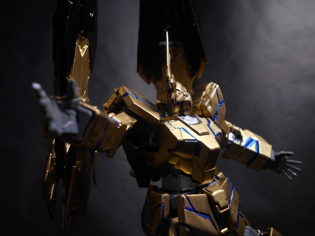 リタが手を差し出しているようなポージングも！