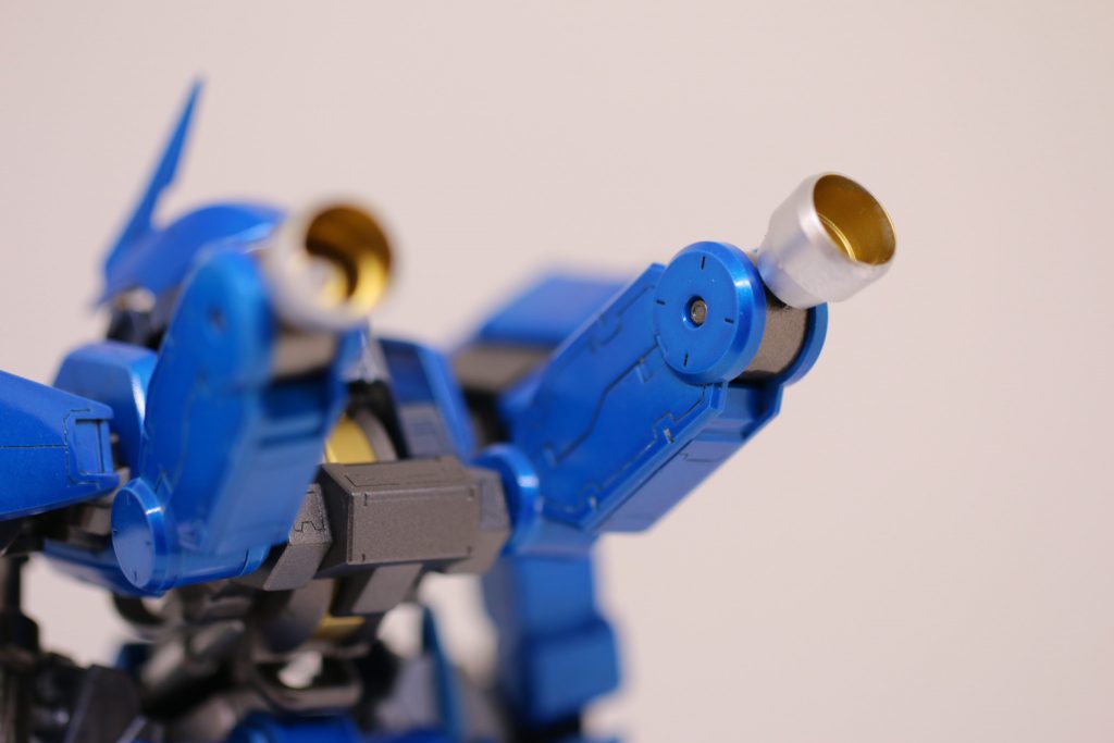 【背部スラスター】
   変わった形状のバックパック。なんか、内装フレームと連動しているような感もあります。
   もとの成形がすごく親切で、合わせ目消しはほぼ不要。ですので塗装もすごくしやすかったです。
   次に作るときは、下地をシルバーにしたキャンディ塗装で、塗りあがりの比較をしてみたいです。