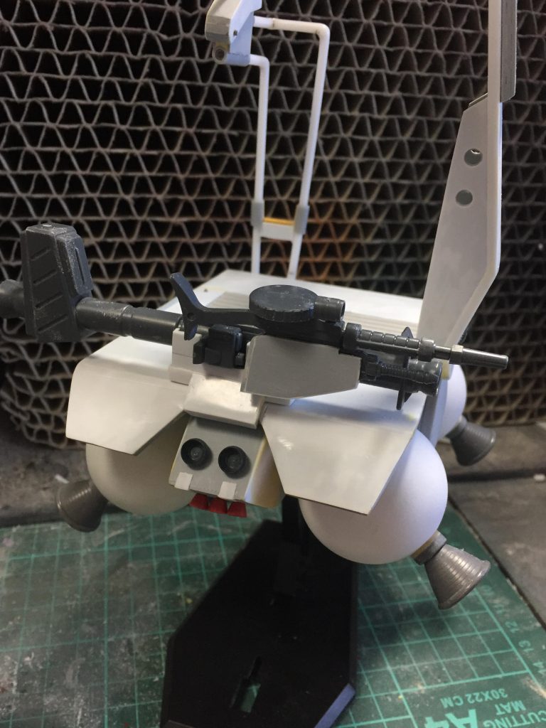 後付けの武装ラックも同様にプラ板パテからフルスクラッチ…
ザクマシンガンは改造に使われて前作のブツに変わり果てたので105マシンガンに変更になりました('ω')三( ε:)三(仕様変更