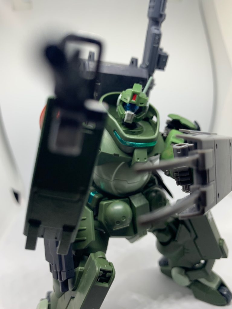 腕部は流星号を使ってるのでこんな感じで銃を構えた時に手のカバーとして使ったり直接殴ったりできます
また盾はクローが着いてるので引っ掛けたり地面に刺す事もできます