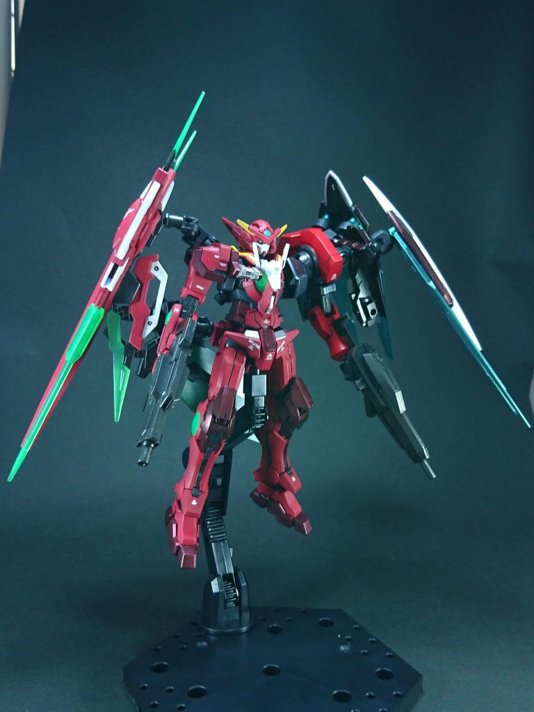 ~重武装形態~「ガンダムアストレアTYPE-χ GNHW」アストレアTYPE-χにビームライフル二丁とエクシアのGNシールドを流用した「GNシールドビット」を搭載した重武装形態。二丁のビームライフルはアストレアが装備していたものと、左腕をGN-Xのものにしたことで使用可能になったGN-XⅣ用ビームライフルが採用されている。