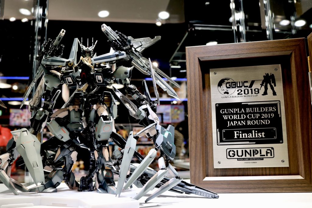 最後にGBWCの盾とのツーショットを
まさかこの作品でここまで行けるとは思ってもいなかったので本当に嬉しかったです!
今回は鉄血コンに合わせて編集したものになりますが、鉄血世界のMAをミキシングで作ってるのはなかなかいないと思うので、異彩を放てればなと思ってますのでよろしくお願いいたします🙇♂️