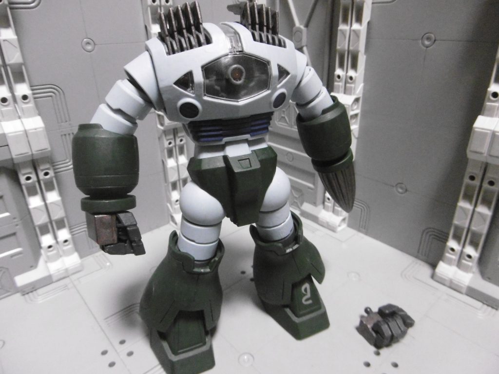 アッグのドリルは接着していますが、手首パーツに付いているだけなので左右入れ替えも出来ます。手のパーツは余らせがちな通常版を使いました