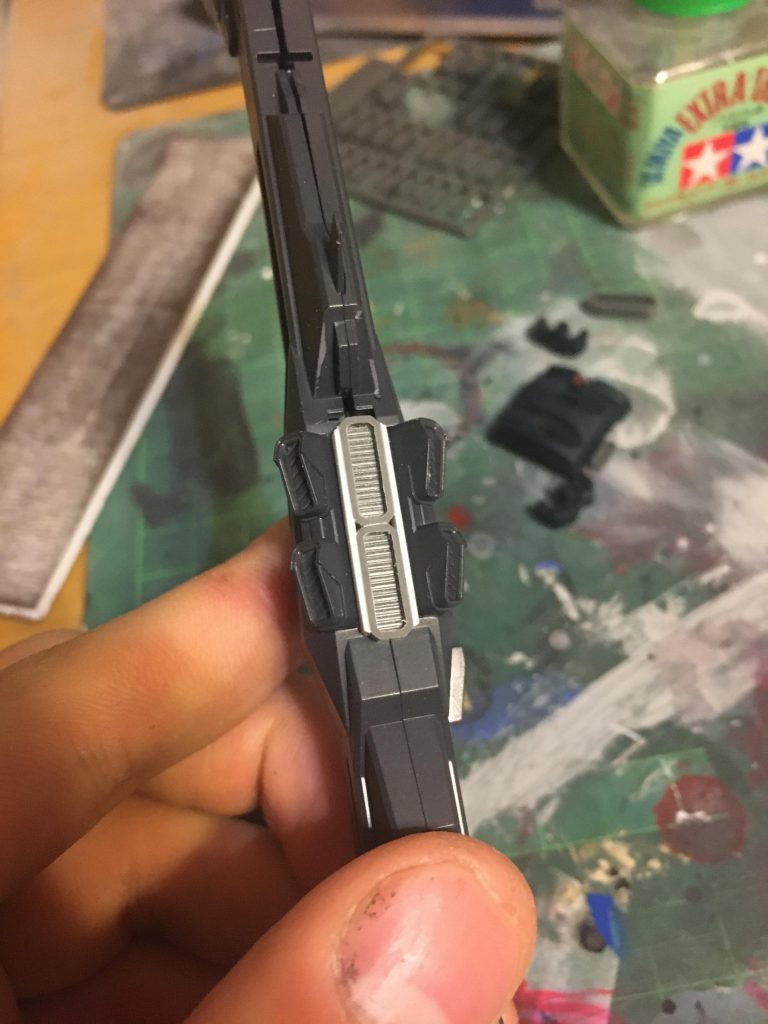 実は見えないところなんですがこんな感じに露骨にスラスターで割れ目を誤魔化してるところがあります。まぁ自分専用なんでねこういうところでアクセント付けていきましょう。設定を作るなら従来のガナーウィザードと比べて出力が40%上げられてオーバーヒートしてしまうから増設された放熱フィンと言ったところでしょうか