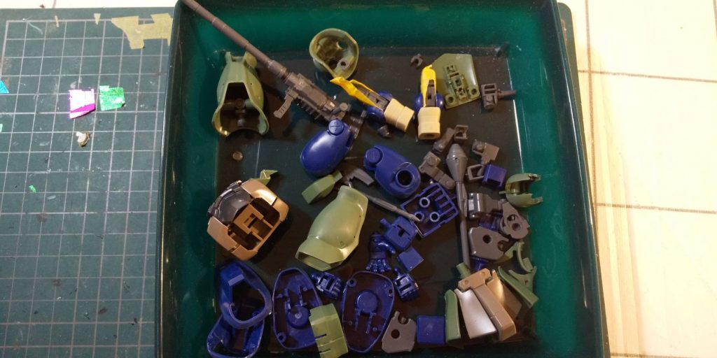 胸部と、前腕部はザクスナイパーから流用。
工作で再現しようとも考えましたが、手間をかけずに行きました。