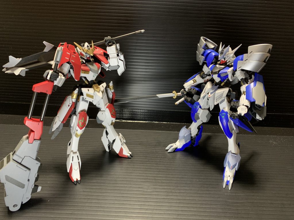 バルバトスと

改造箇所は多少ですが、甲冑のイメージ。角と肩が同じ広がり方になるように意識したパーツ選定をしたつもりです。
シールドも丸みのある方がルプスっぽいかと。

肩幅がホントに素敵。