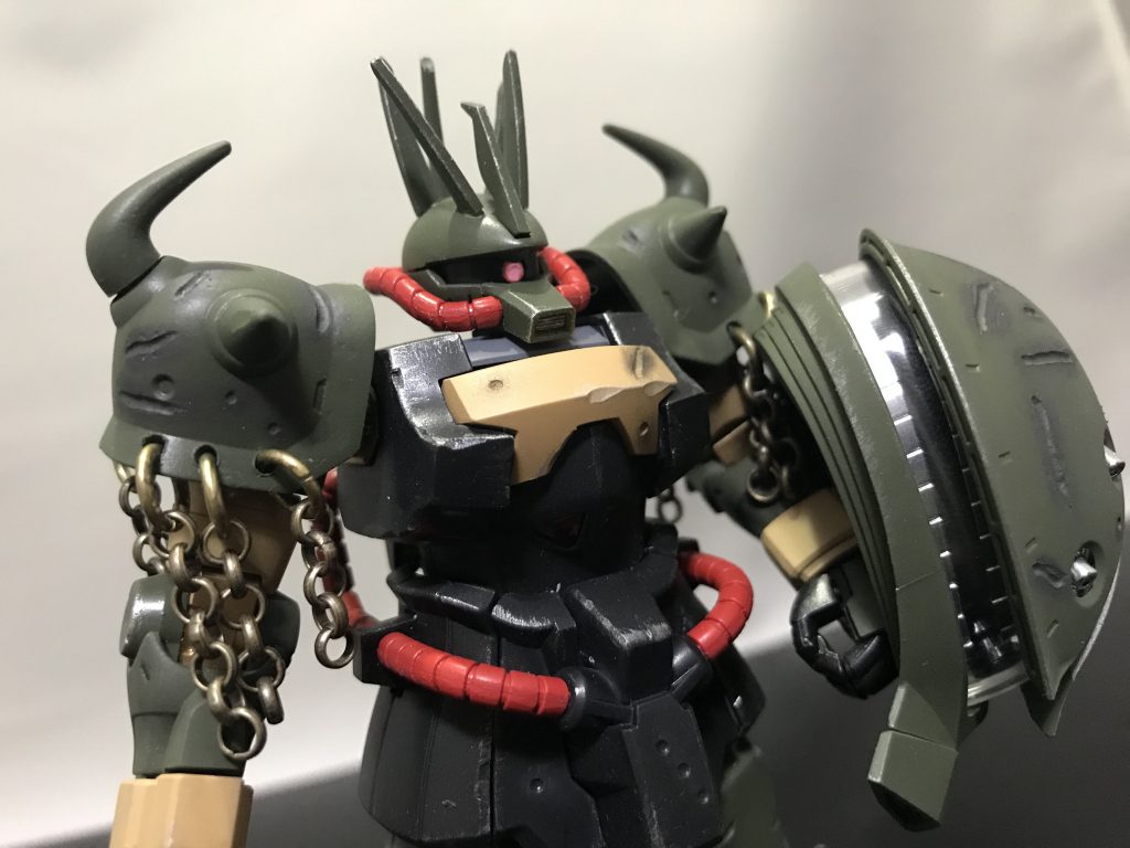頭のツノはサウロンの頭が元ネタです。世紀末感を出すためにまばらに雑に配置しました。頭を組む時が大変でした。
