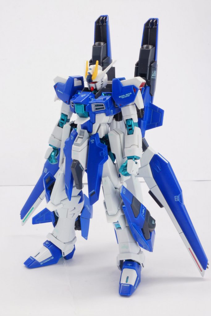 　正面です。　アメストとA-Zのミキシングをしたいなぁと思って製作し始めたものです。バックパックはリガズィ・カスタムを参考にしています。肩は百式のものを使用しつつ、上に板を貼ることによってアメスト感を付け加えています。ひざのダクトや胴体の四角４つは偏光シールを使っています。